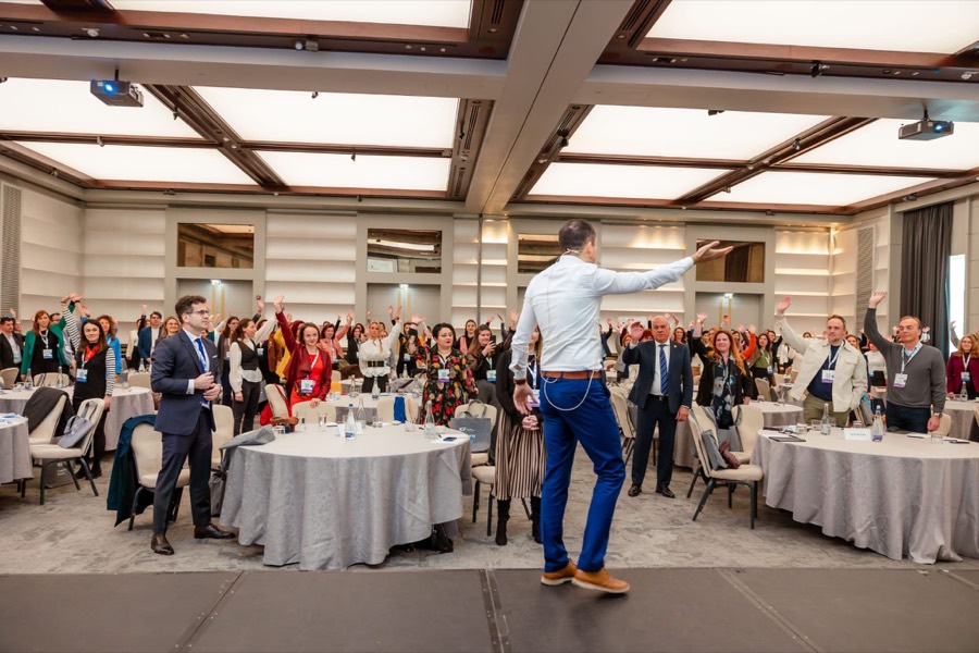 Moment de improvizație la o conferință cu mulți participanți